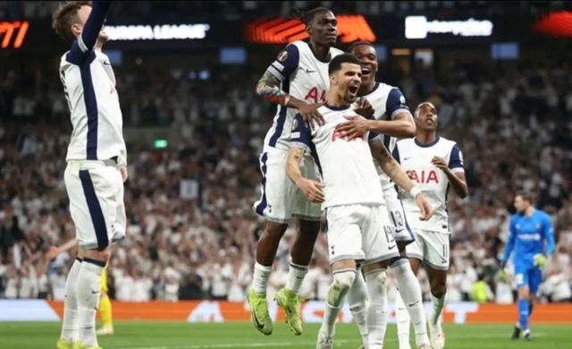 关于曼联两球落后扳平，与热刺战成平局的信息