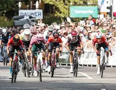 爱游戏入口-包含阿尔克马全队全力冲刺，雄心勃勃冲刺胜利之路的词条