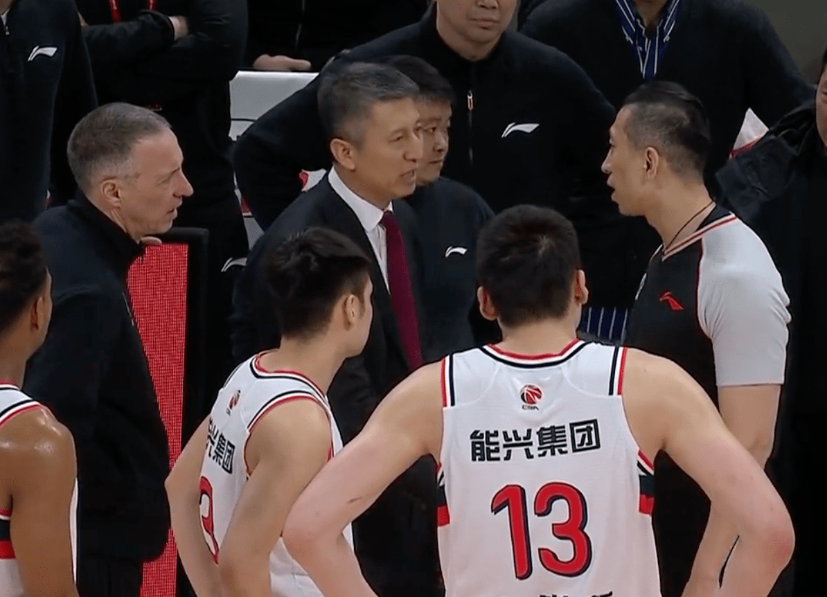 关于篮球裁判执法失误引发争议，赛后解释的信息