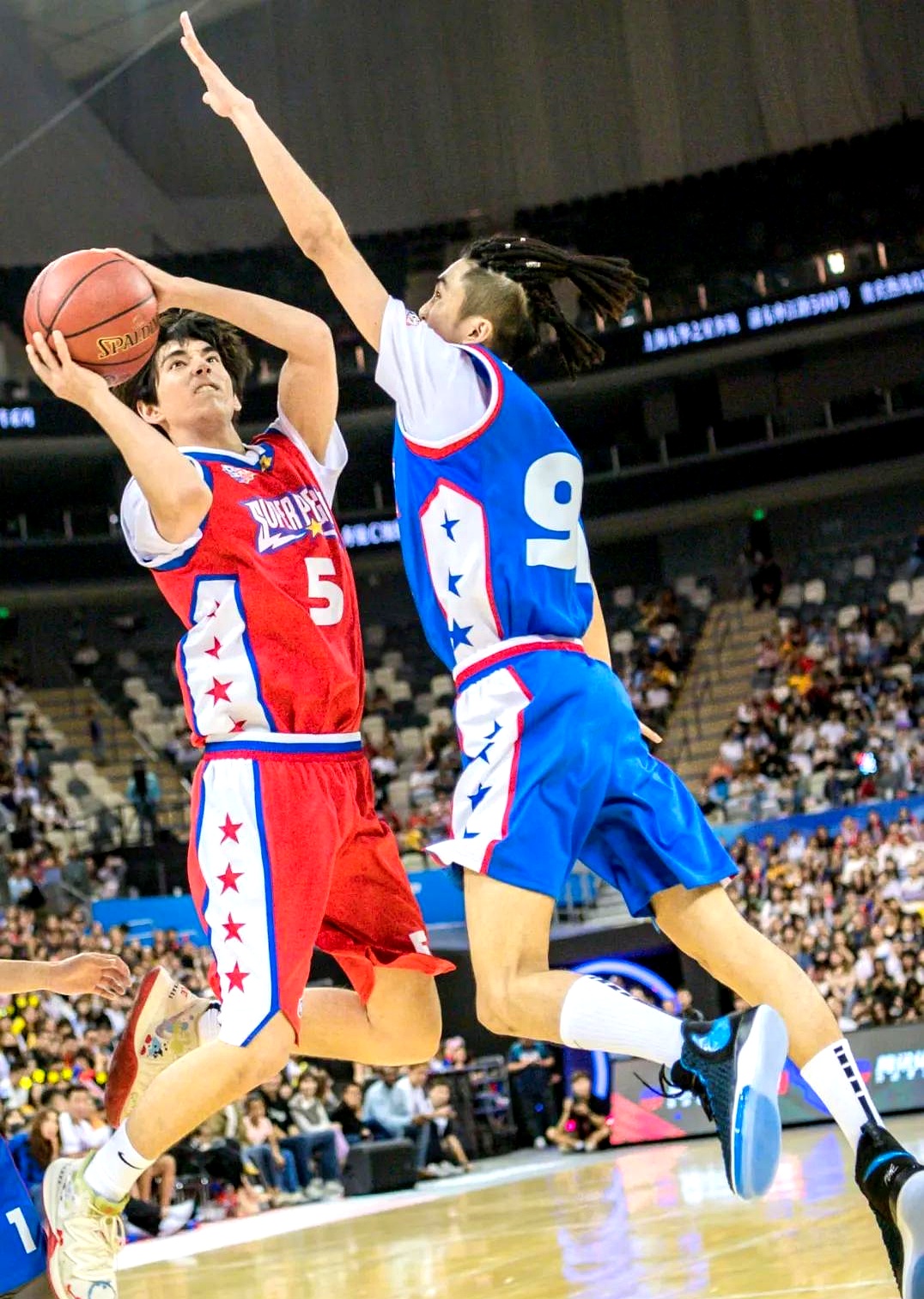 关于篮球巨星领衔球队晋级半决赛的信息