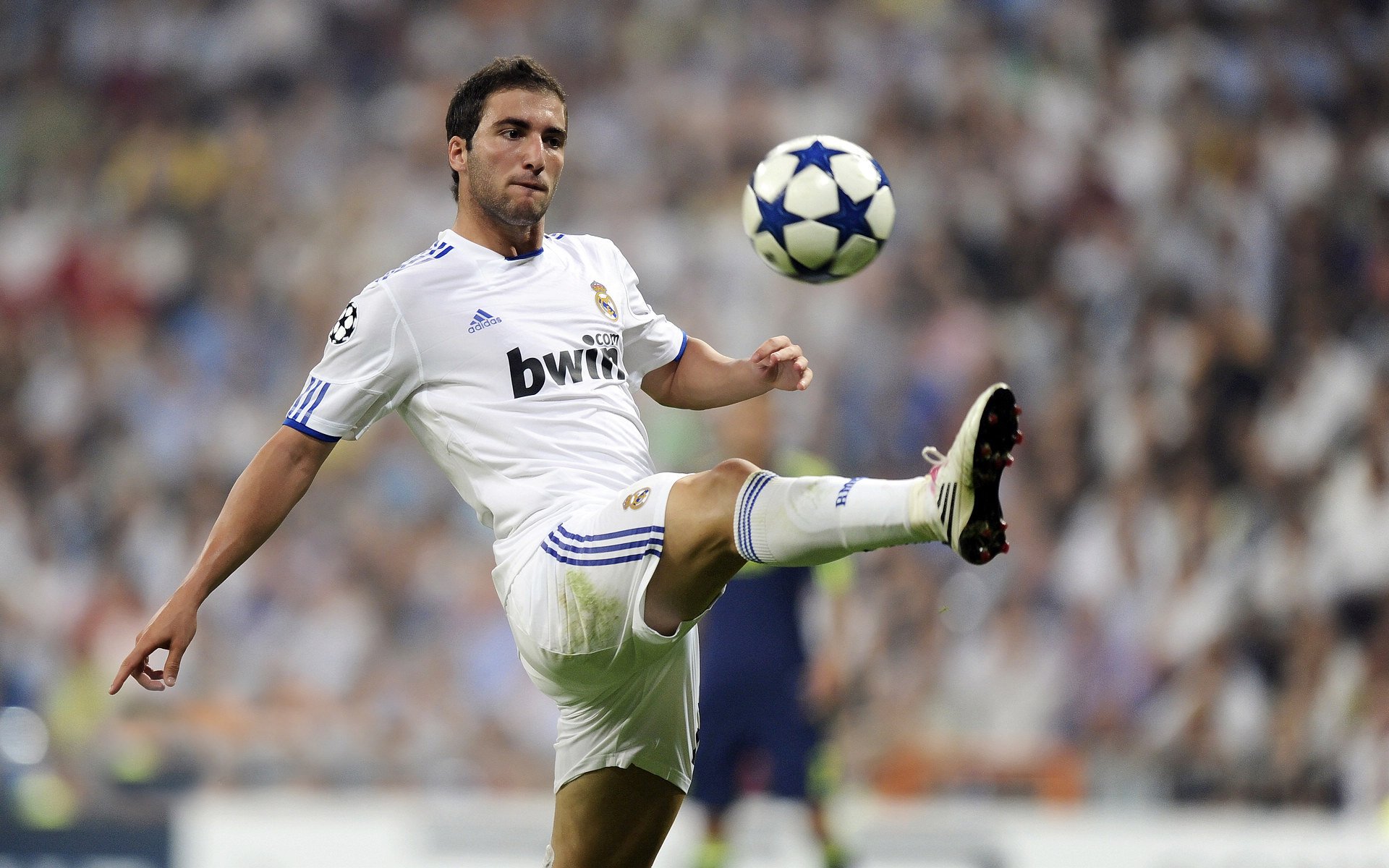 老鹰展翅横扫勇士，布克化身关键先生主宰赛场